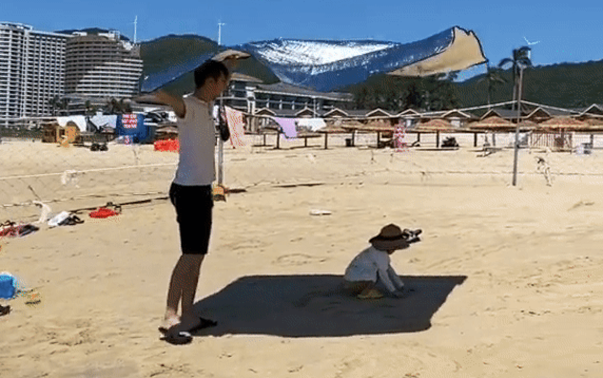 Khoảnh khắc cha che nắng cho con gái nghịch cát gây chú ý MXH: '3 phần bất lực 7 phần nuông chiều' Ảnh 2