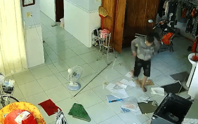 Hùng hục phá két sắt mất hơn 20 phút, đạo chích 'ngớ người' phát hiện thứ bên trong Ảnh 2