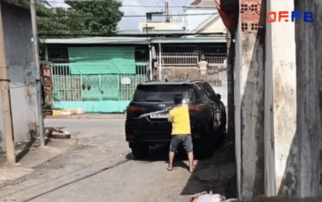 Người đàn ông hùng hổ đập nát kính chắn gió ôtô hàng xóm vì đậu xe vô duyên chắn ngang lối đi Ảnh 2