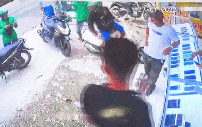 Thấy người phụ nữ bị giật điện thoại, tài xế xe ôm công nghệ truy đuổi bắt cướp đầy gay cấn Ảnh 2