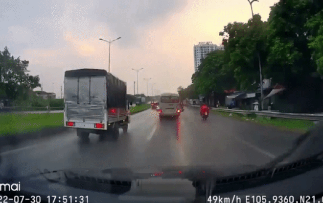 Xe máy bất ngờ ngã ra đường, cú 'drift' khẩn cấp của xe khách cứu một mạng người Ảnh 2