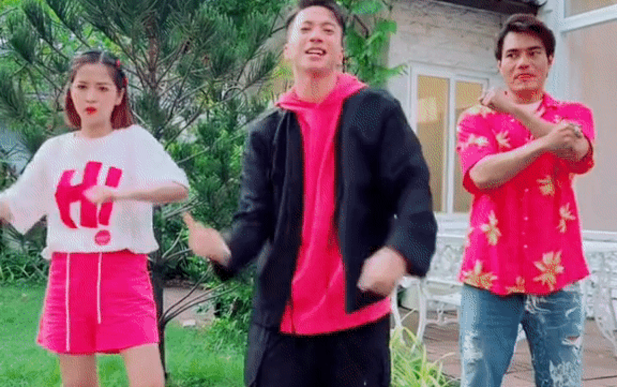 S.T Sơn Thạch nhảy nhót cùng Lê Dương Bảo Lâm và Puka, nhưng sao gương mặt cả hai lại 'cau có' thế này? Ảnh 2