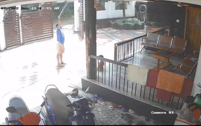 Clip: Đứng dưới sân, người đàn bất ngờ đón em trai rơi tự do từ ban công xuống Ảnh 2