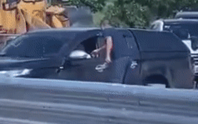 Lợi dụng tai nạn giao thông, gã đàn ông lạ 'tranh thủ' thu tiền xe vào cao tốc Ảnh 2