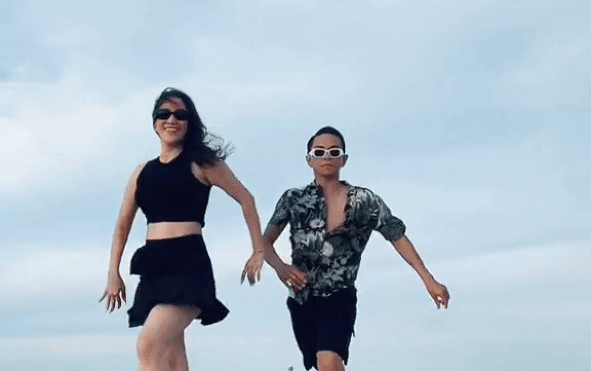 Vợ chồng Khánh Thi khoe vũ đạo giữa biển, dân tình nhận xét: 'Rồi ai làm lại anh chị nữa'! Ảnh 2