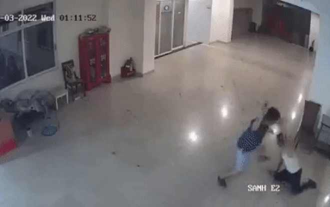 Con trai ca sĩ Chế Linh bị đánh gục tại chung cư ở TP.HCM Ảnh 2