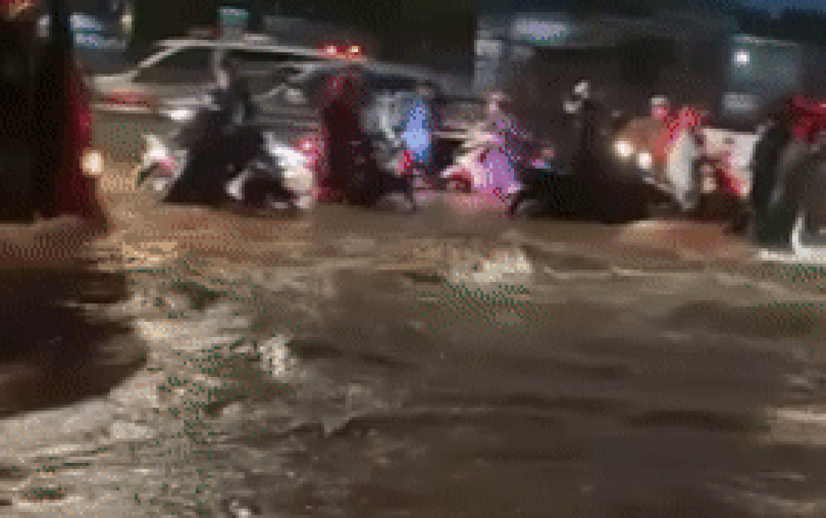 Nước cuồn cuộn sau cơn mưa lớn, cuốn trôi nhiều xe máy Ảnh 2