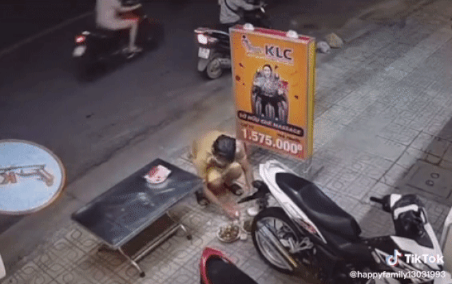 'Tăm tia' mâm cúng cô hồn tháng 7 đặt trước nhà, kẻ gian bê đi một thứ khiến gia chủ bất ngờ Ảnh 2