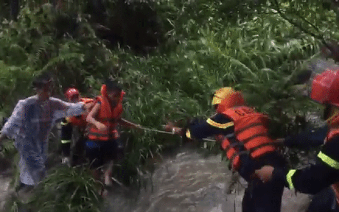 Gần 2 giờ giăng dây giải cứu 23 người mắc kẹt tại suối Tiên Ảnh 2