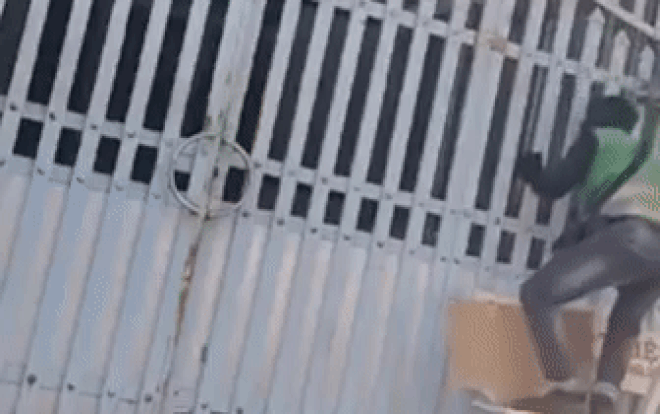 Hì hục leo trèo đưa hàng vào sân cho khách, shipper nhận lại điều bất ngờ từ cánh cổng Ảnh 2