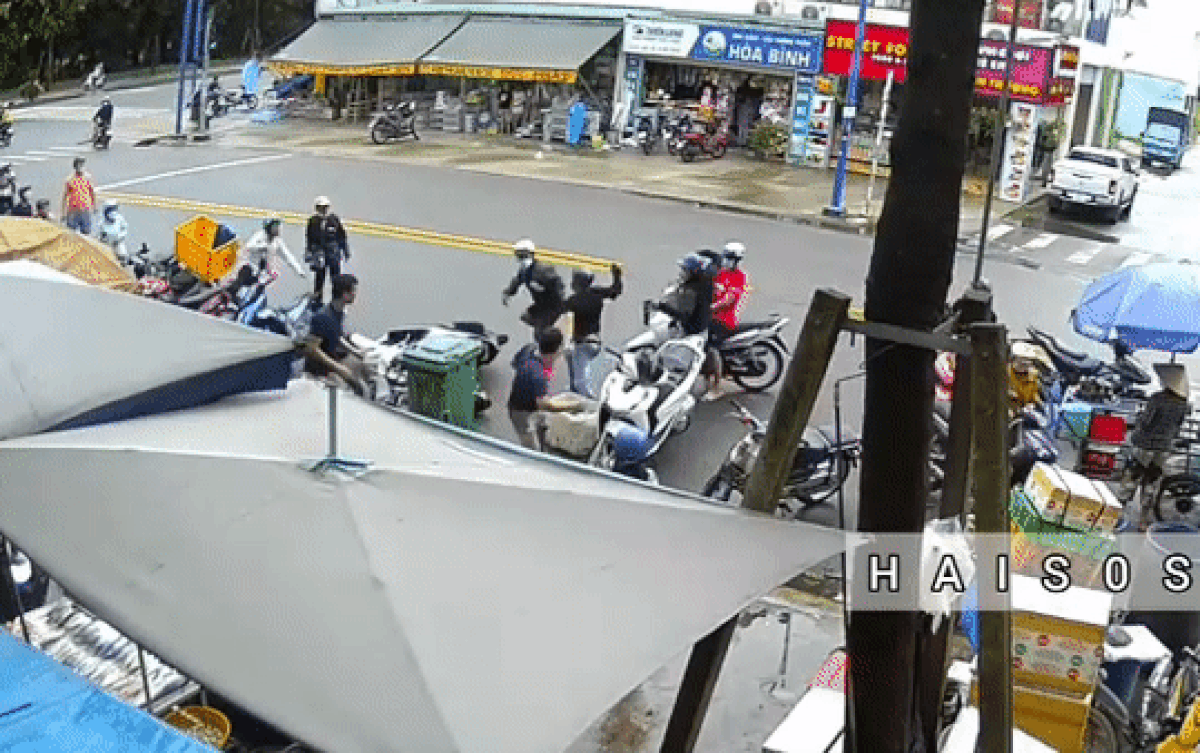 Clip: Phát hiện trộm xe máy, nam thanh niên lao nhanh 'như một vị thần' đến giải cứu Ảnh 2