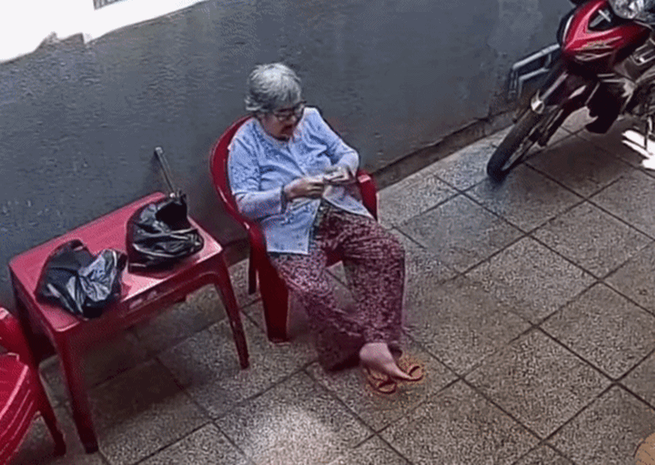 Khoảnh khắc bà nội cho 2 đứa cháu lớn tướng từng đồng chắt chiu gây xúc động Ảnh 2