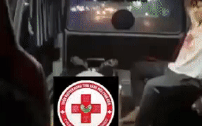 Clip: Vợ nguy kịch trên xe cấp cứu, chồng ân hận hứa một điều khiến cánh mày râu suy ngẫm Ảnh 2