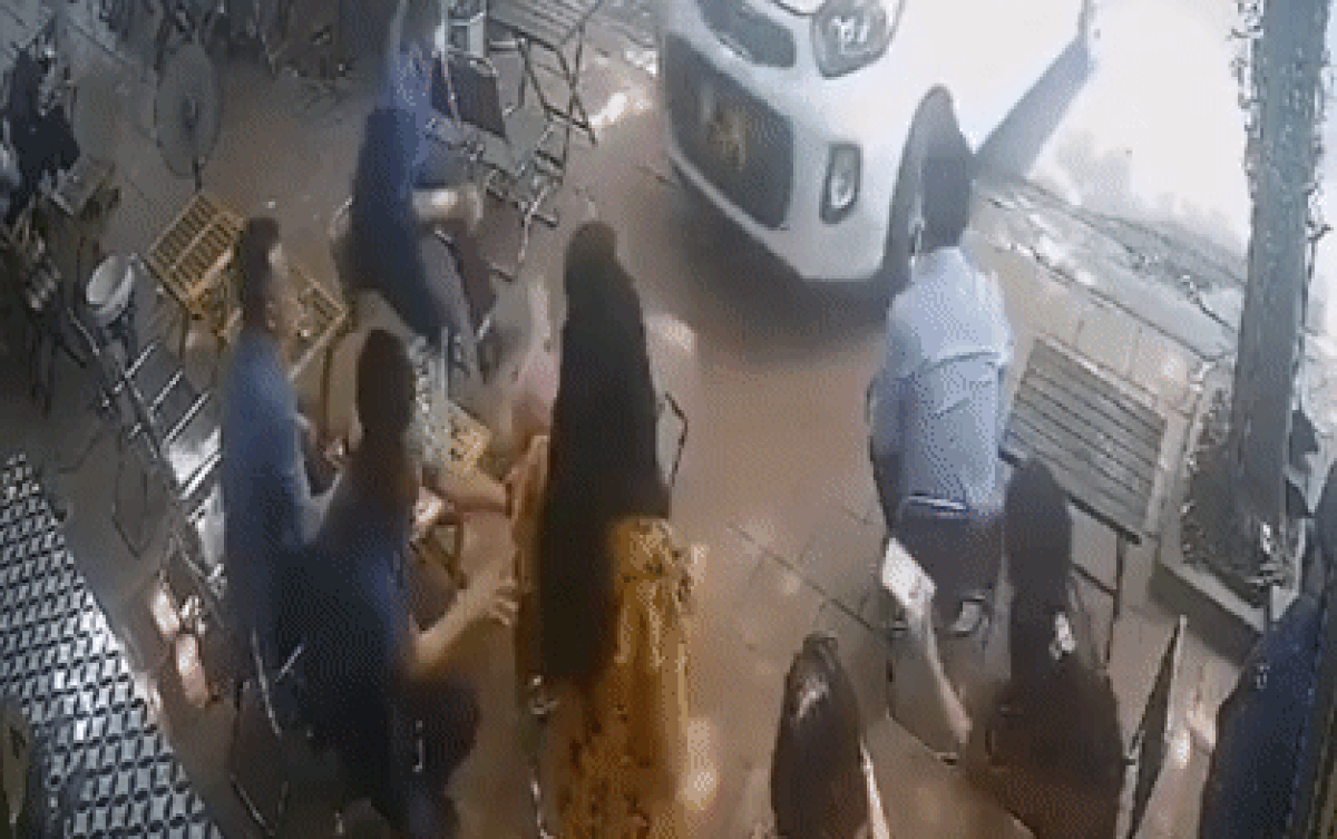 Nhóm người đang uống cà phê tự 'giải tán' khi thứ này bất ngờ lao tới Ảnh 2