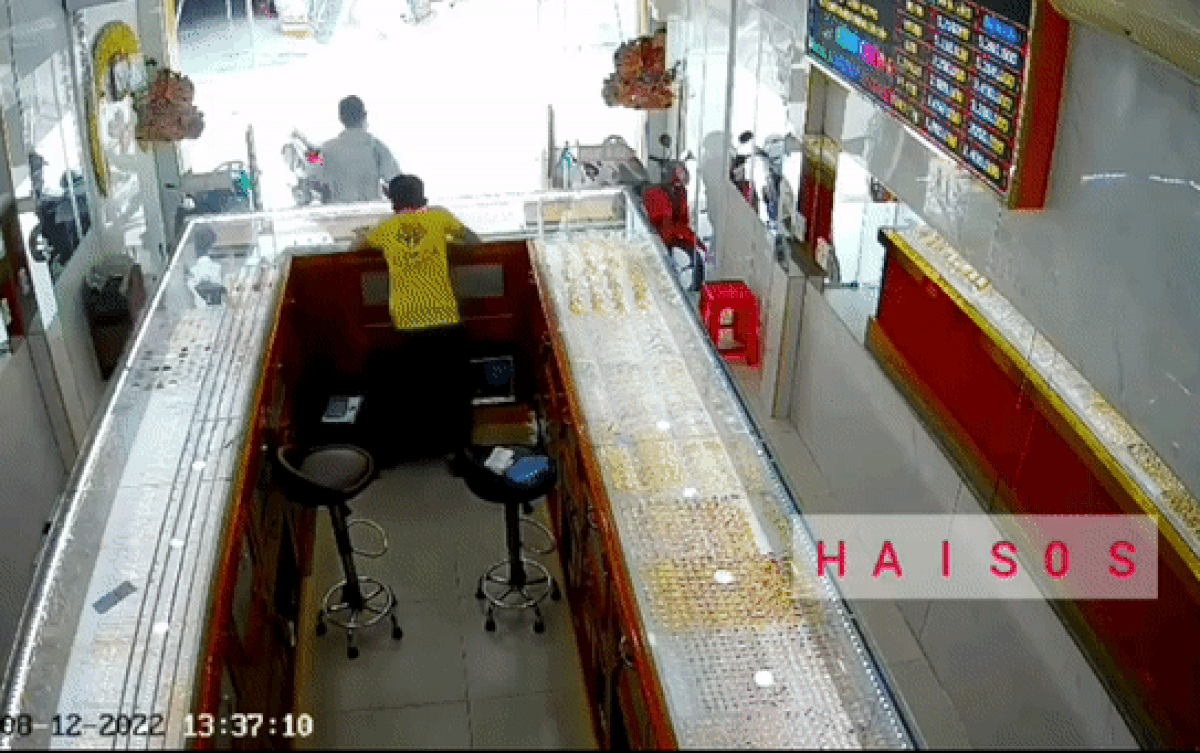 Clip: Nam nhân viên tiệm vàng 'thân thủ phi phàm', nhanh chóng khống chế gã đàn ông cướp dây chuyền Ảnh 2