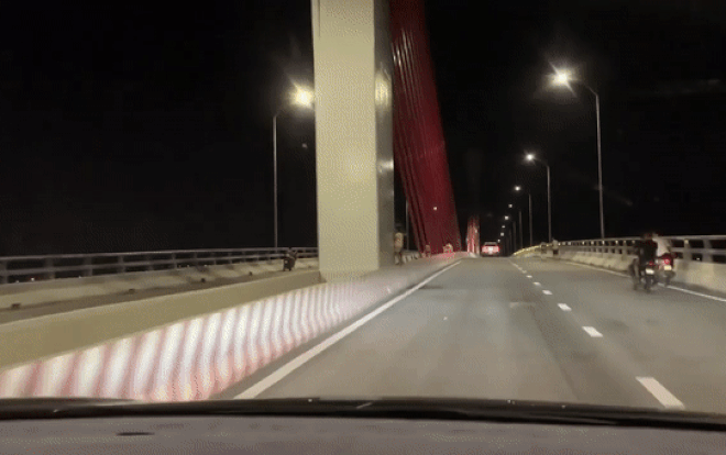 Ngồi vắt vẻo trên giải phân cách cầu, bé gái bất ngờ rơi xuống đường và màn xử lý nhanh trí của bác tài Ảnh 2