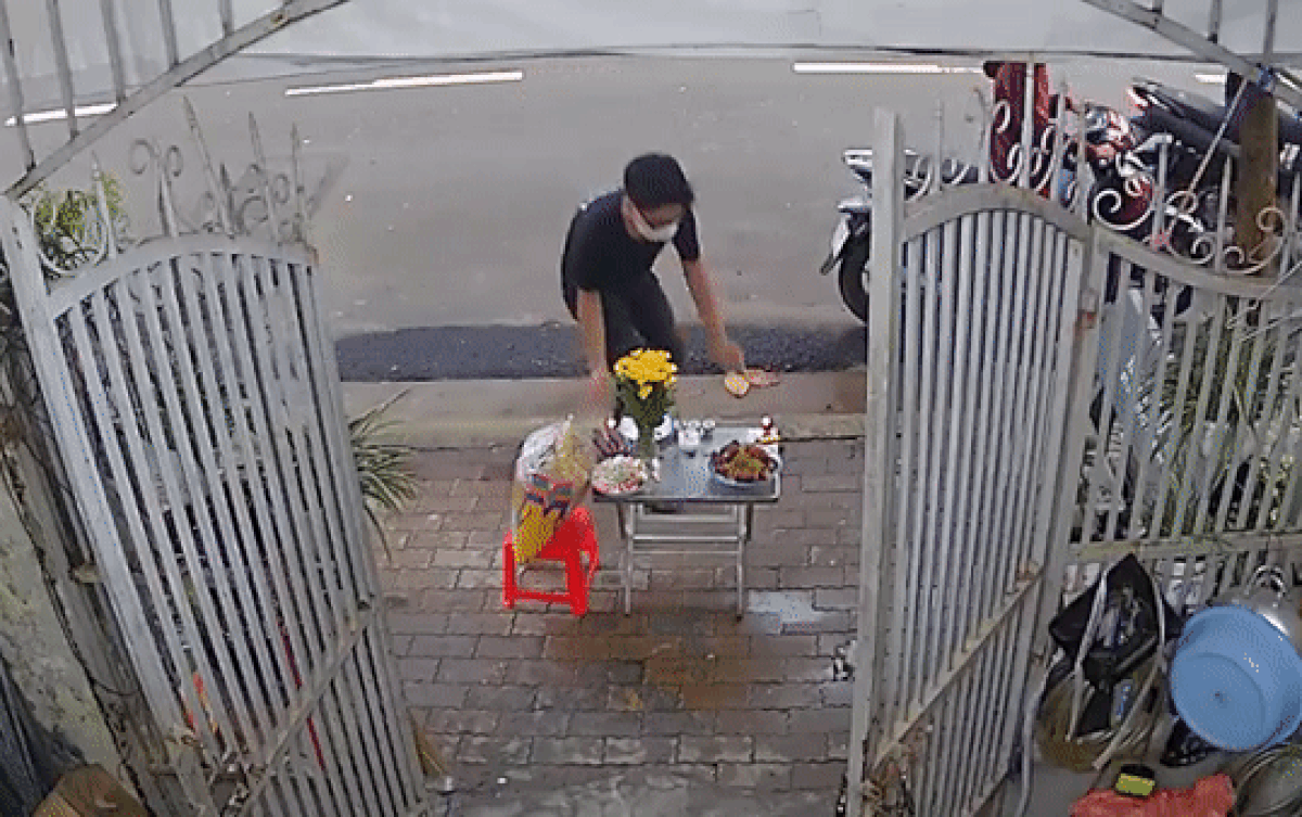 Clip: 'Cô hồn sống' chê đồ cúng nhưng lại lấy đi thứ này khiến gia chủ bất lực Ảnh 2