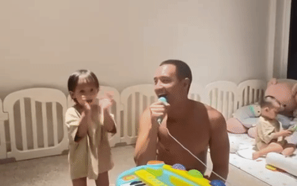 Lisa - Leon cùng Kim Lý lập band nhạc ca hát tại gia: Biểu diễn cực sung khiến Hà Hồ hú hét hết cỡ! Ảnh 2