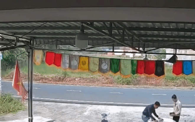 Clip: Mải mê lấy đồ cúng trên bàn, hai 'cô hồn sống' bất ngờ để lại cho gia chủ một món quà Ảnh 2