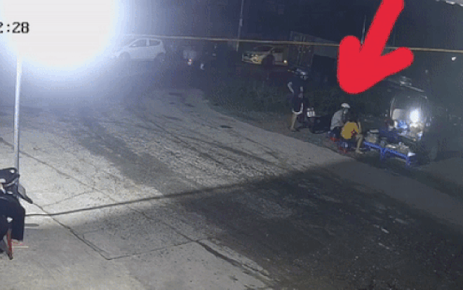 Clip: Mải ngồi 'chém gió' với bạn, người đàn ông để 'xế cưng' không cánh mà bay Ảnh 2