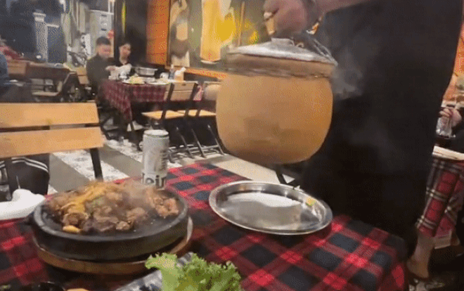 Lạ mắt món 'gà bốc hỏa' ở Đà Lạt, khách muốn ăn ngon phải dùng chày đập niêu Ảnh 2