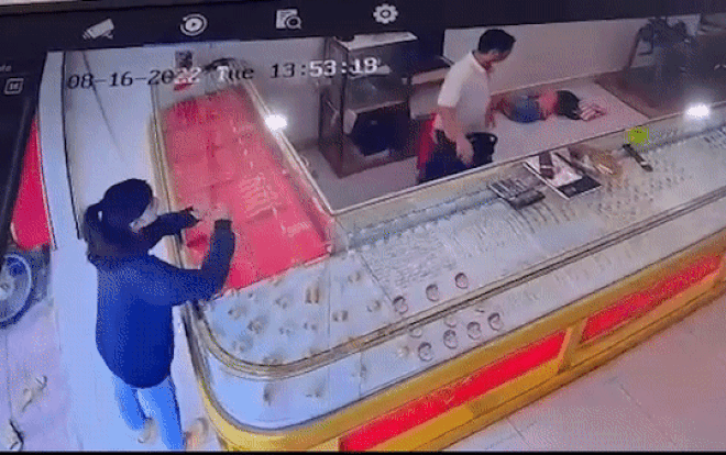 Clip: Thiếu nữ vào hỏi mua nhẫn vàng rồi vội vã tháo chạy Ảnh 2