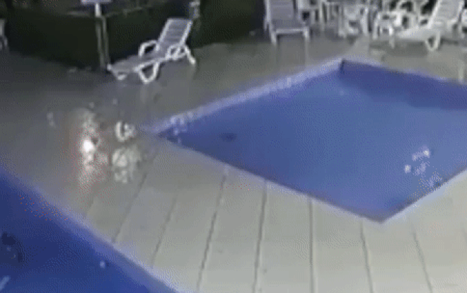 Bé trai đuối nước vùng vẫy dưới bể bơi, phút tuyệt vọng xuất hiện bàn tay giải cứu từ 'người hùng' Ảnh 2