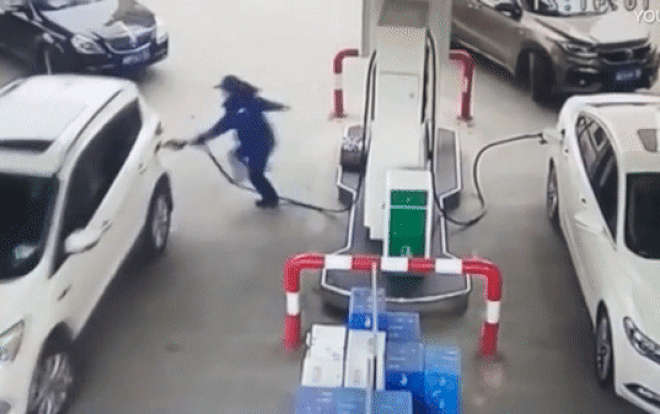 Vội vã phóng xe khi chưa rút vòi bơm xăng, nữ tài xế gây ra tai họa Ảnh 2