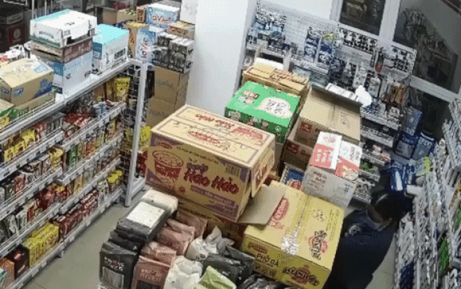 Clip: Đóng giả là khách mua, 2 nữ quái nhét trộm 20 chai dầu gội vào quần đầy tinh vi Ảnh 2