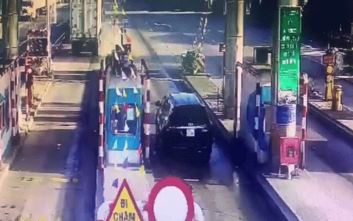 Ô tô con tông sập barie trạm thu phí không dừng, tài xế và nhà thầu 'bắt đền' lẫn nhau Ảnh 2