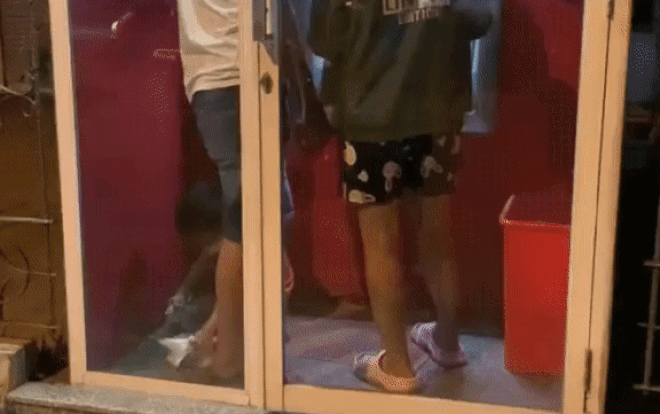 Đứng trong cây ATM đợi bố mẹ rút tiền, bé trai có hành động khiến nhiều người phải suy ngẫm Ảnh 2