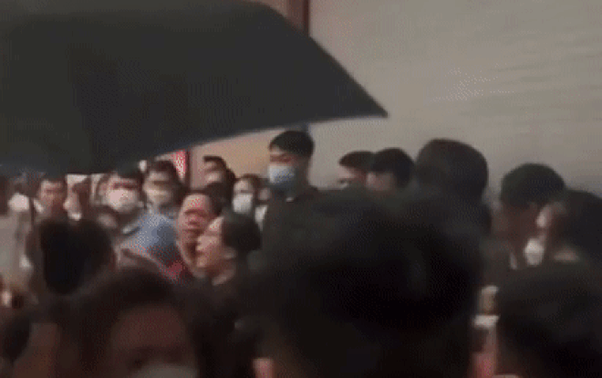 Nhiều người lao vào đánh nhau, rượt đuổi ầm ầm khi xếp hàng mua bánh Trung thu nổi tiếng Hải Phòng Ảnh 2