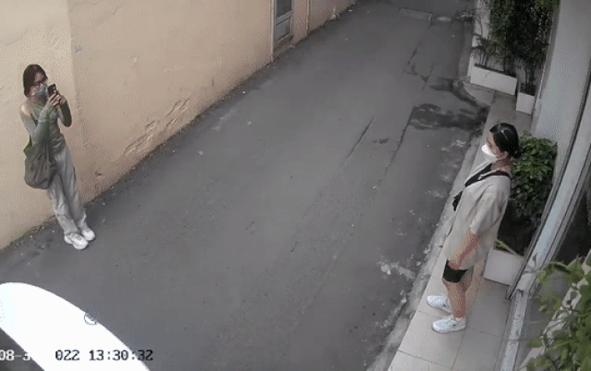 Bị giật điện thoại khi đang chụp hình, hai cô gái chạy bộ đuổi theo tên cướp trong tuyệt vọng Ảnh 2