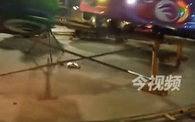Tàu điện khu trò chơi bất ngờ lật ngang làm 2 mẹ con ngã văng, phản xạ sau đó của mẹ gây xúc động Ảnh 2