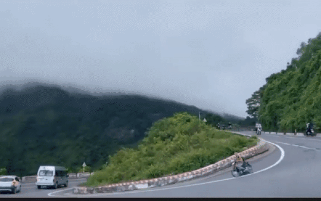 Phượt thủ ôm cua thể hiện đổ đèo trên Hải Vân và cái kết không thể nào 'đắng' hơn Ảnh 2