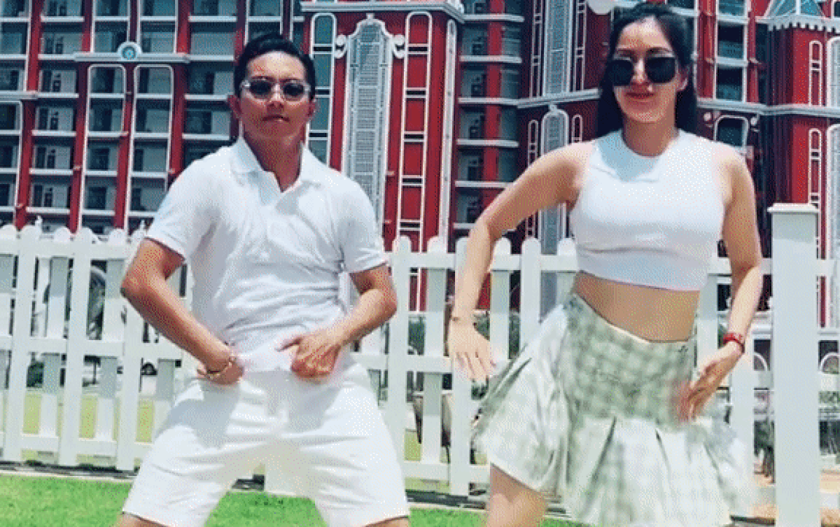 Vợ chồng Khánh Thi ngẫu hứng nhảy nhót trong lúc đi chơi, dân mạng: '2 người nhảy cuốn hơn nhạc luôn'! Ảnh 2