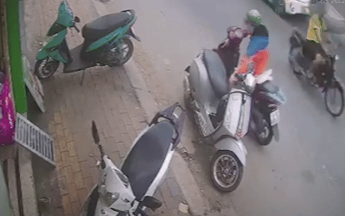 Để quên balo trên xe máy, cô gái tá hỏa khi quay lại lấy xe Ảnh 2