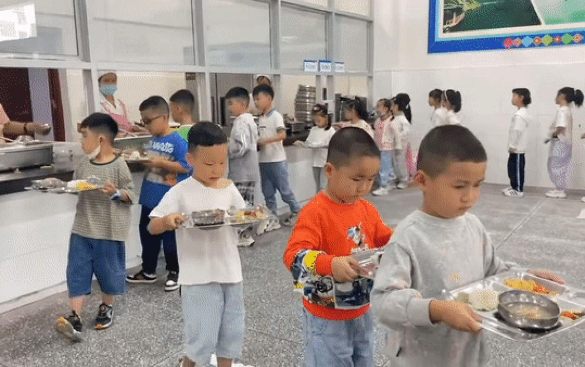 Phải tự phục vụ trong buổi ăn trưa, học trò tiểu học có biểu cảm khiến dân mạng cười ngất Ảnh 2