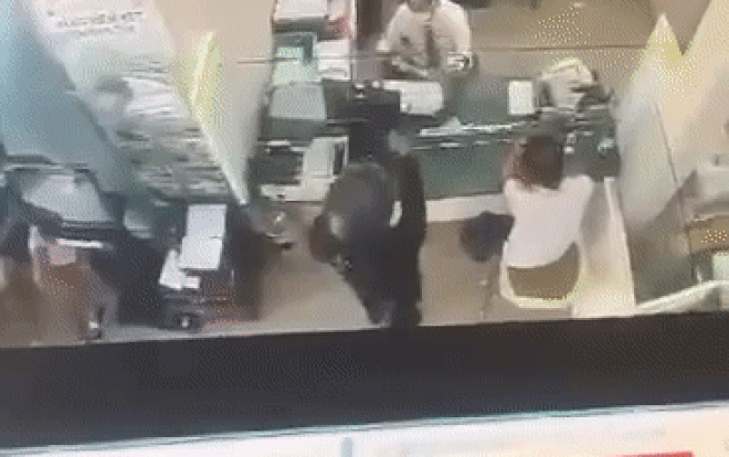 Clip: Đạo chích liều lĩnh 'khoắng' hơn 500 triệu đồng ở một ngân hàng ở Đồng Nai Ảnh 2