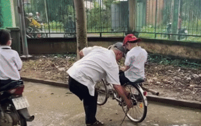 Xúc động cảnh cụ ông 1 chân đạp xe đón cháu tan học: Mỹ cảnh chắc cũng chỉ đẹp đến thế là cùng Ảnh 2