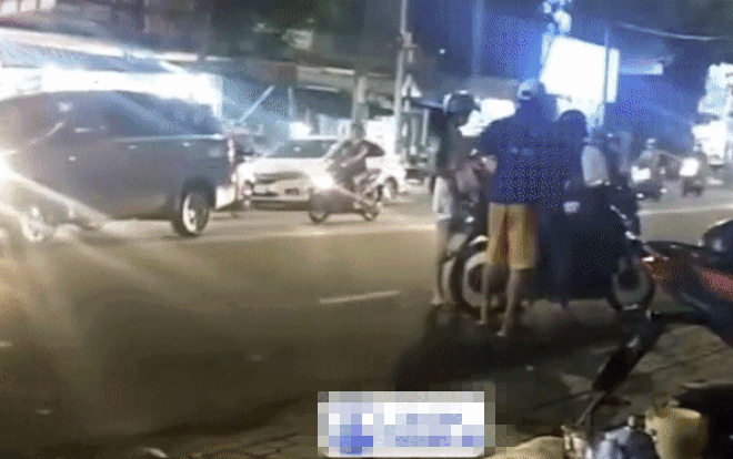 Suýt va chạm xe, thanh niên xăm trổ hung hăng đánh 2 mẹ con rồi nhận về kết cục 'tơi tả' Ảnh 2