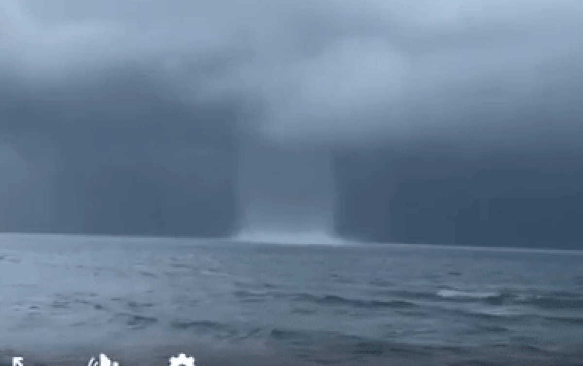 Clip: Vòi rồng cực đại, cao cả trăm mét xuất hiện trên vùng biển ở Phú Quốc Ảnh 2