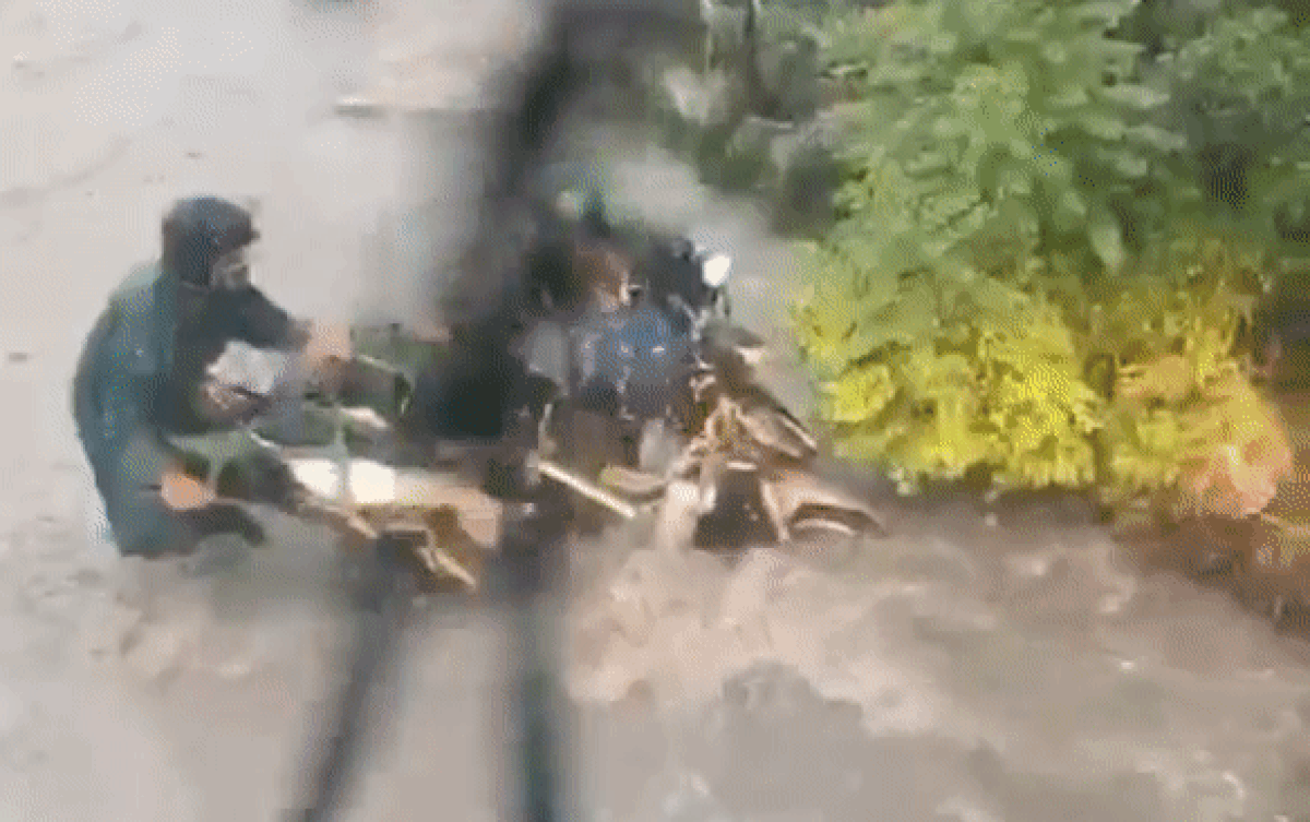 Xe máy, ô tô 'bì bõm' dưới dòng nước sau cơn mưa lớn chiều nay ở Đồng Nai Ảnh 2