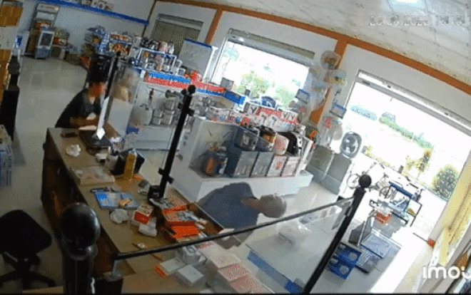Người đàn ông đột ngột ngất lịm trong cửa hàng, phản ứng nhanh nhạy của chủ shop nhận về 'mưa lời khen' Ảnh 2
