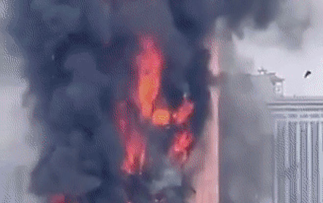 Clip: Tòa nhà viễn thông cao hơn 200 mét ở Trường Sa cháy rụi, cột khói đen nghi ngút một vùng trời Ảnh 2