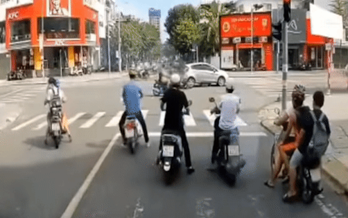 Phát hiện cô gái bị cuốn vào gầm ô tô, nam thanh niên vội vứt xe giữa đường rồi lao đến cứu người Ảnh 2