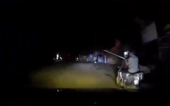 Bất bình đâm ngã 2 thanh niên nghi trộm chó, tài xế gây tranh cãi vì hành động nhiệt tình thái quá Ảnh 2