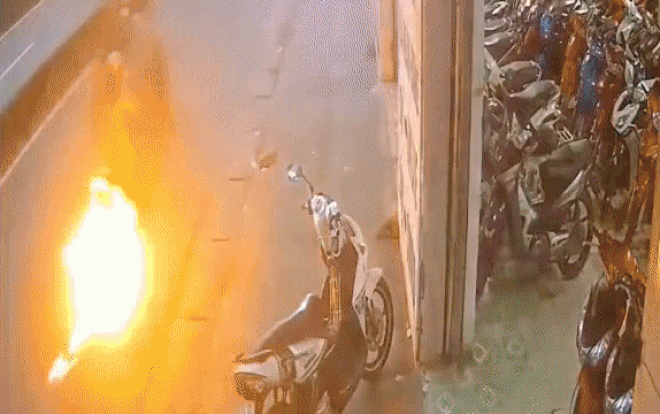 Clip: Đang đi đường, xe máy bất ngờ bùng cháy khiến cô gái 'bỏ của chạy lấy người' Ảnh 2