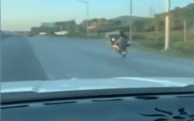 'Hết hồn' khoảnh khắc 2 thanh niên đi xe máy bốc đầu, đánh võng vượt đèn đỏ Ảnh 2