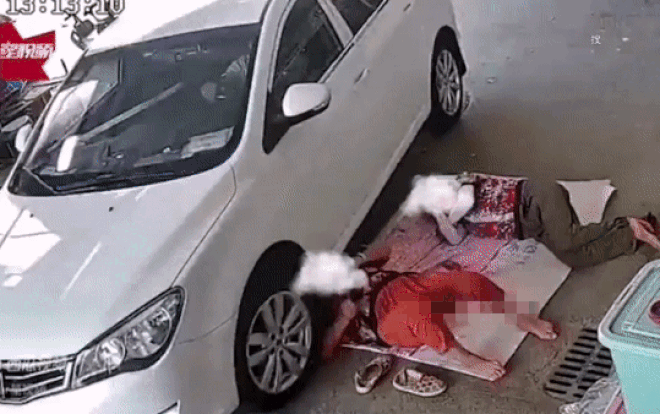 Liều lĩnh vác chiếu ra đường nằm ngủ, người phụ nữ rước họa vào thân Ảnh 2